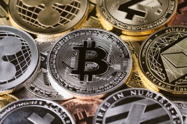 Parlak gümüş ve g çeşitli Bitcoin kripto para sikke