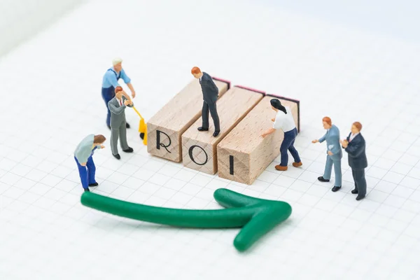 ROI, a befektetések megtérülése koncepció, miniatűr emberek alak, EMPL — Stock Fotó