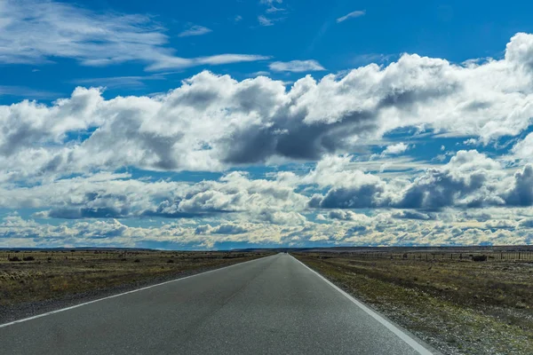B ile güneş ışığında asfalt yolda yol görünümü