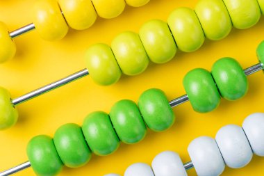 Sarı arka plan, iş fina renkli ahşap abaküs boncuk