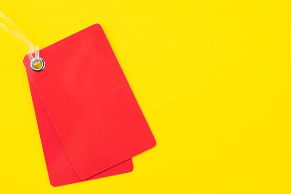 透明な赤い長方形の空白のプラスチック赤い価格タグラベル — ストック写真