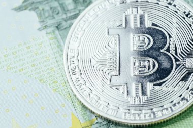 Euro banknotlarında sıfırla Bitcoin fiziksel sikke yakın