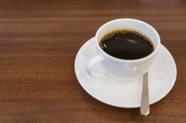 Ahşap t beyaz kahve fincanı kabarcıklar ile sıcak espresso kapatın