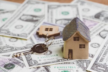 Ev veya ipotek, ev kredisi kavramı, anahtar için para tasarrufu 