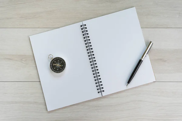 Carnet blanc d'ouverture en papier blanc avec stylo à droite et na — Photo