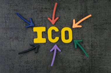 Ico, İlk Sikke Sunan kavramı, renkli oklar işaret 