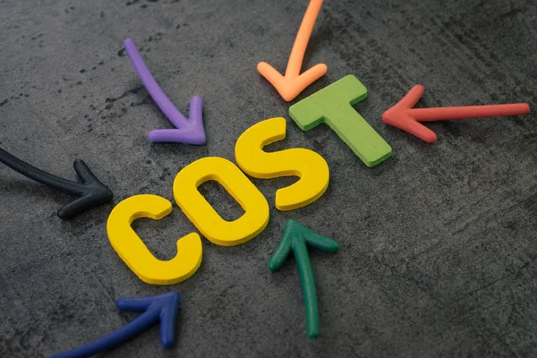 Költség vagy költség fogalom, színes nyilak mutatva a szót Co — Stock Fotó