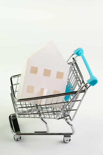 Comprare e vendere casa, domanda e offerta immobiliare o immobiliare pu — Foto Stock