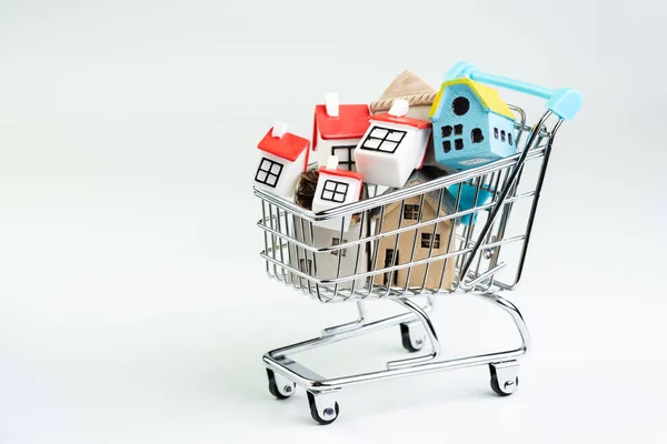 Comprar y vender casa, la demanda de la propiedad y la oferta de bienes raíces pu — Foto de Stock