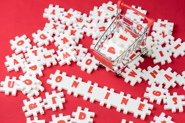 Online vásárlás koncepció, fehér puzzle szúrófűrész ábécék Bui — Stock Fotó