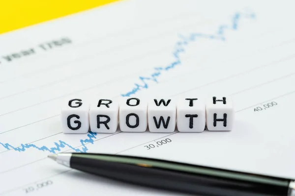 投資コンセプトの事業成長またはリターン増加、キューブb — ストック写真