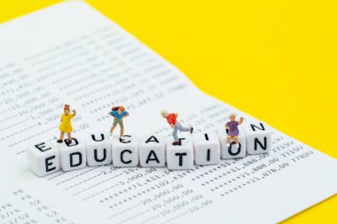 Eğitim veya üniversite ve okul maliyet kavramı için tasarruf, miniatu
