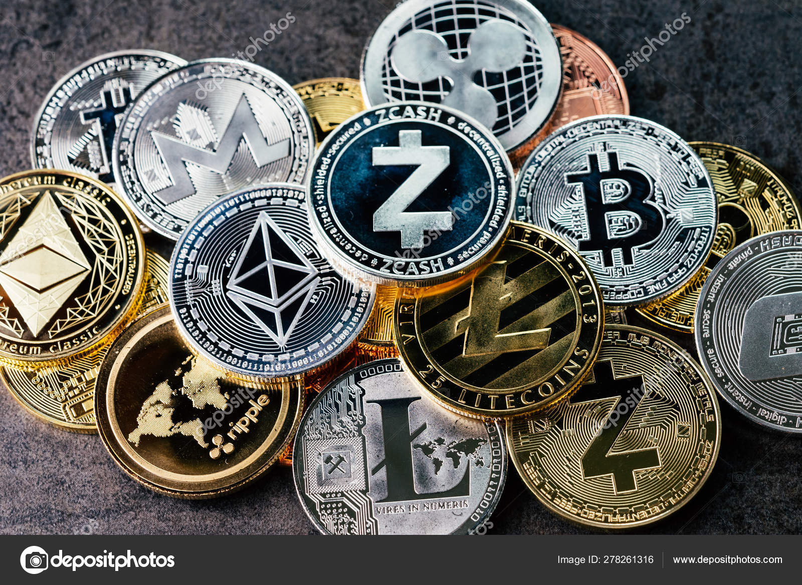 Crypto fondo de moneda con varios de plata brillante y oro — Foto de stock  #278261316 © eamesBot