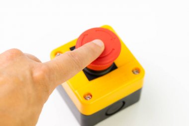 Beyaz backgroun kırmızı acil düğmesine basarak parmak ile El