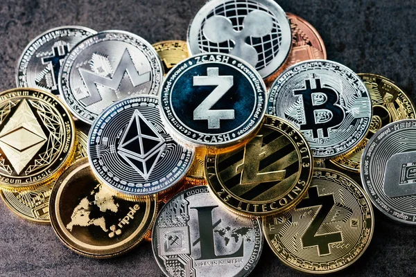 Crypto fond de monnaie avec divers d'argent brillant et d'or — Photo