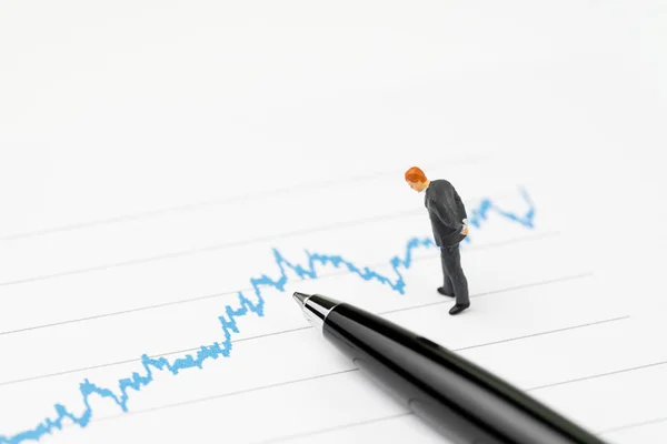 Concetto di analisi dei grafici di performance finanziaria, professi in miniatura — Foto Stock