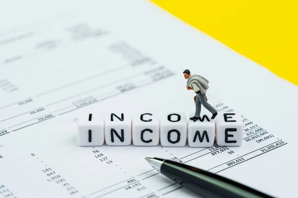 Inkomst, anställdas lön eller löner Concept, miniatyr kontor busin — Stockfoto