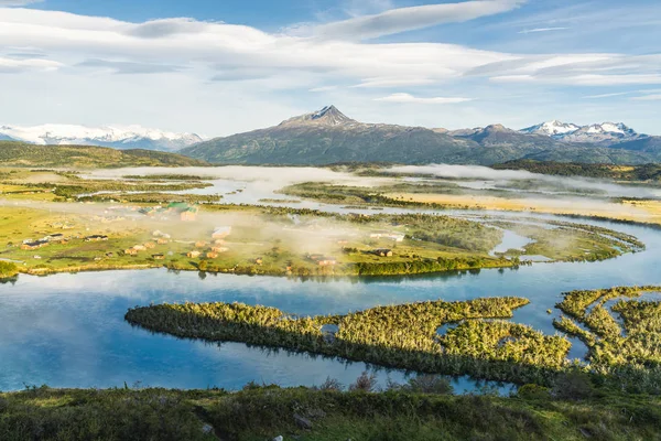 Vacker panoramautsikt över Blue Water River med guldgult — Stockfoto