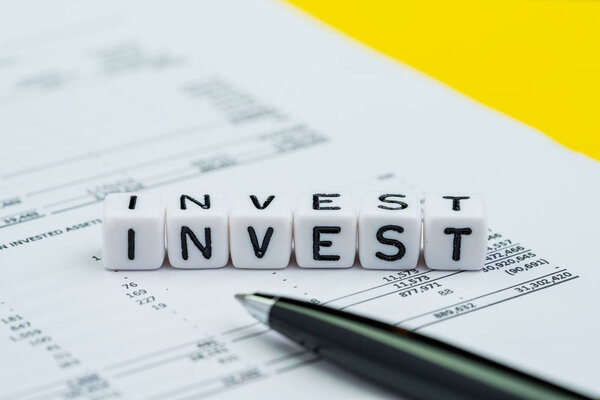 Концепция инвестиций, фондового рынка и взаимных фондов, малый куб бло
