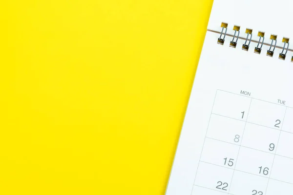 Lakás feküdt fehér tiszta asztali naptár tömör sárga backgro — Stock Fotó
