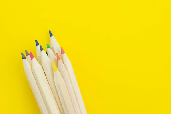 Bleistifte auf einfarbigem gelben Hintergrund, tauchen oder kratzen — Stockfoto