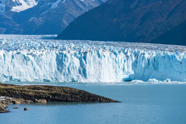 Vista incrível do glaciar Perito Moreno, geleira de gelo azul burg fro — Fotografia de Stock
