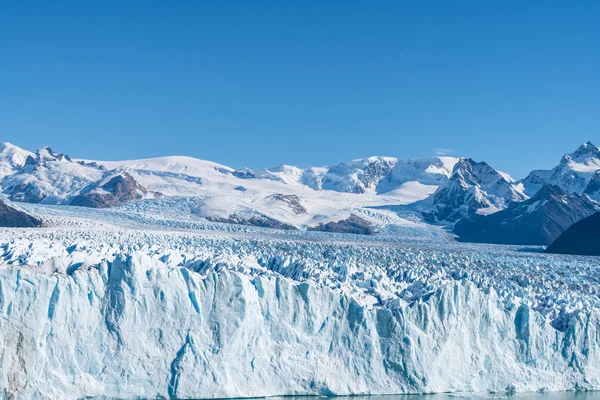 Nahaufnahme von strahlend weiß blau riesigem Gletscher gefriert Eis in s — Stockfoto