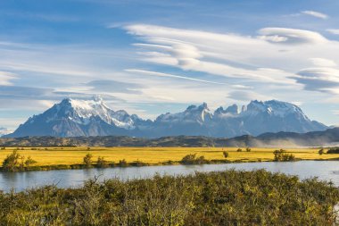 Altın sarısı ile mavi su nehri güzel panoramik görünümü 