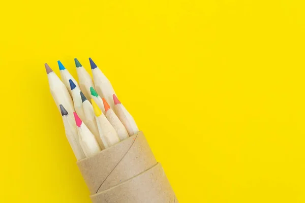 Düz sarı arka plan üzerinde vaious renk kalemler, dalış veya cre — Stok fotoğraf