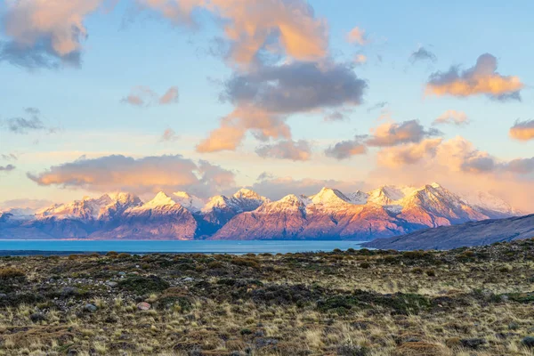 Bella alba arancio dorato luce del sole sorgere sopra la neve mou — Foto Stock