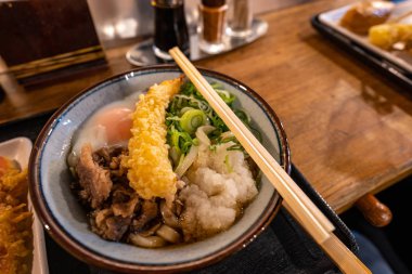 Sebze, yumurta, arı ile ramen japon erişte Lezzetli kase