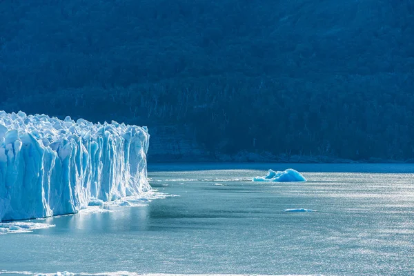 Splendida vista sul ghiacciaio del Perito Moreno, ghiacciaio blu del borgo di ghiaccio — Foto Stock