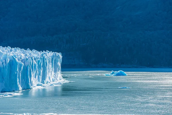 มุมมองที่น่าทึ่งของธารน้ําแข็ง Perito Moreno, น้ําแข็งน้ําแข็งสีน้ําเงิน — ภาพถ่ายสต็อก