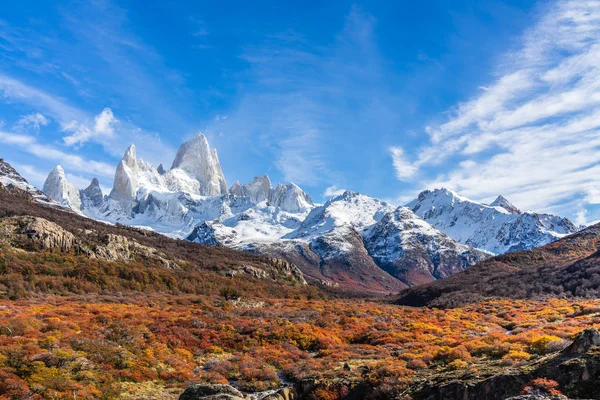 Beautiful panoramic view of Fitz roy mountains with white snow p — Stock Photo, Image