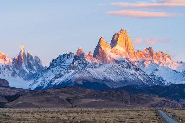 Fitz Roy üzerinde güneşin doğan güzel şafak altın turuncu ışık