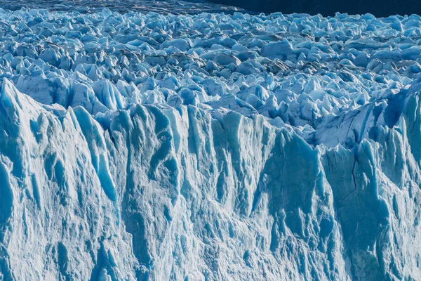 Lysande vit blå stor glaciär frysa is i soliga dag på perit — Stockfoto