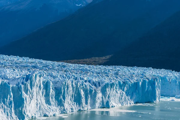 Niesamowity widok na lodowiec Perito Moreno, niebieski lód Burg lodowiec FRO — Zdjęcie stockowe