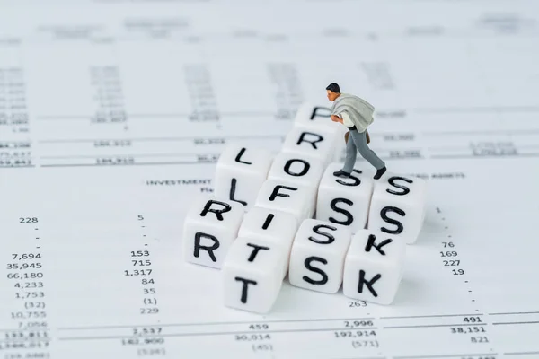 Risico, winst en verlies in investerings concept, miniatuur businessm — Stockfoto