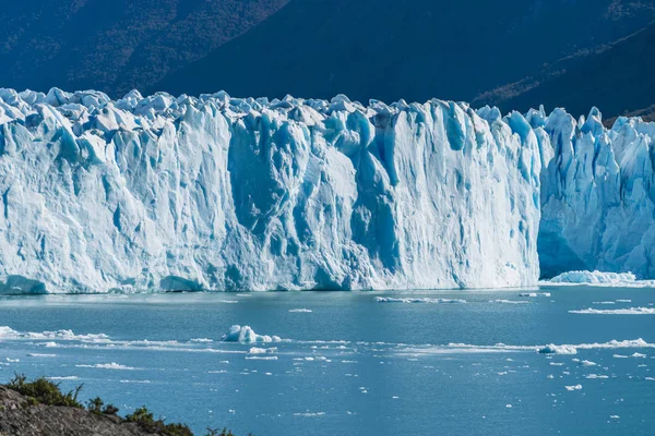 Niesamowity widok na lodowiec Perito Moreno, niebieski lód Burg lodowiec FRO — Zdjęcie stockowe