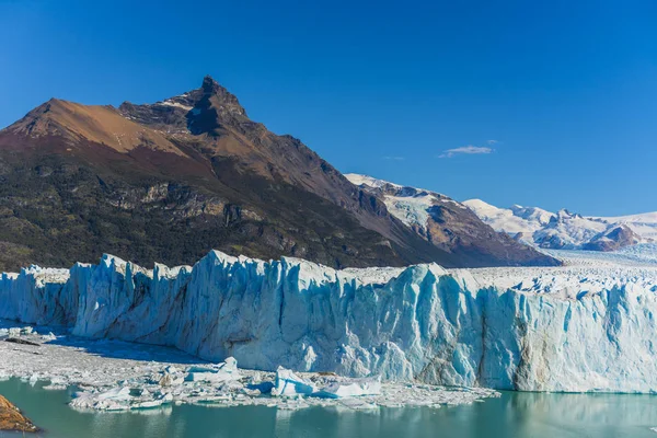 Vista incrível de Perito Moreno pico com geleira, gelo azul burg g — Fotografia de Stock