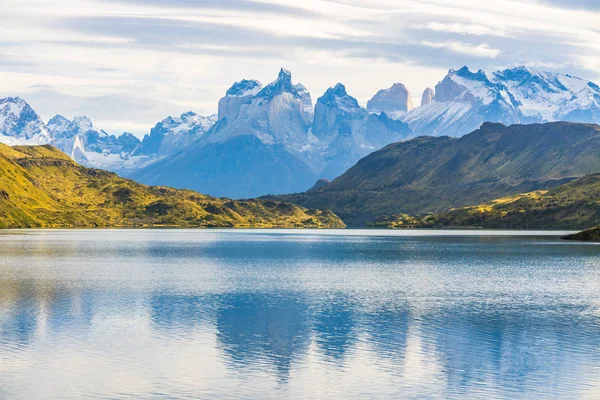 Beautiful panoramic view of lake with Cuernos, horn mountains pe — Stock Photo, Image