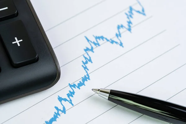 Grafico di crescita del prezzo del corso con calcolatrice e penna utilizzando come finanziaria — Foto Stock