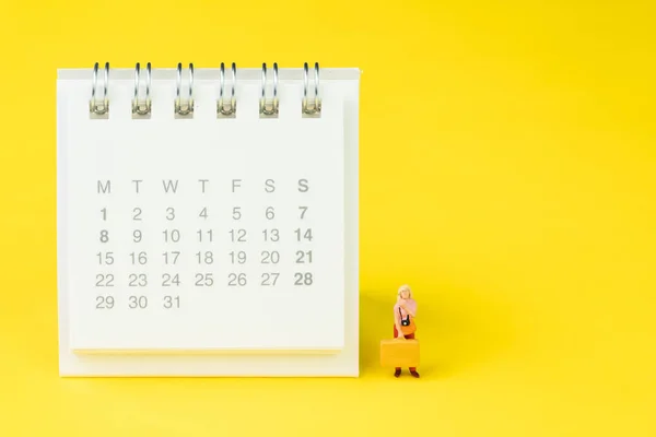 旅行时间表或提醒日历概念,微型人 y — 图库照片