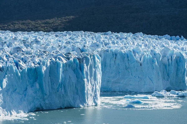 佩里托·莫尔诺冰川,蓝色冰堡冰川融化到 免版税图库照片