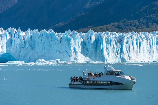 Barco de ferry frente al glaciar Perito Moreno, glaciar azul burg glac — Foto de Stock