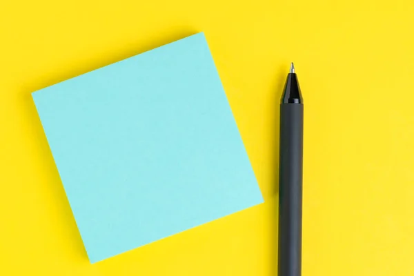 Ручка з штрихом липких нот на твердому жовтому фоні з пі — стокове фото