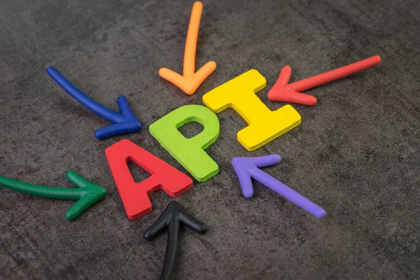 API, concepto de interfaz de programación de aplicaciones, arco multicolor — Foto de Stock