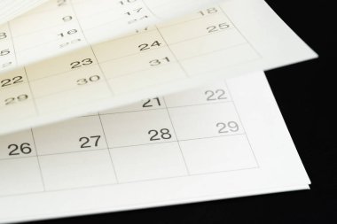Beyaz takvim tornalama sayfaları ile koyu siyah arka plan kullanarak