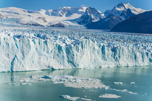 Niesamowity widok na szczyt Perito Moreno z lodowcem, niebieski lód Burg g — Zdjęcie stockowe