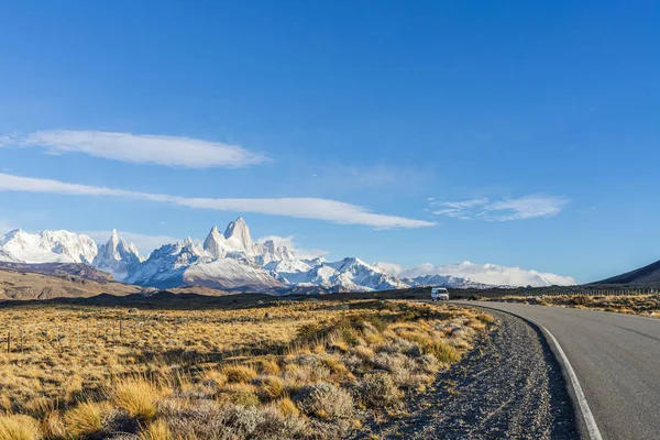 Beautiful asphalt road Route 40 with background of Fitz Roy and — Stock Photo, Image